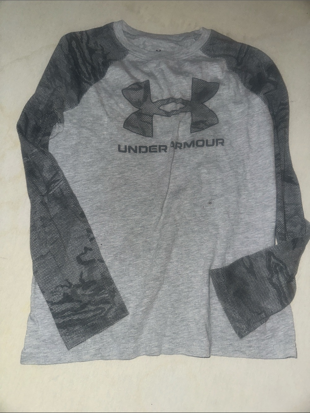 Kids Size M Under Armour Light Gray Long Sleeve Raglan Shirt